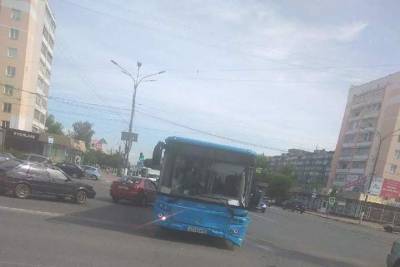 При столкновении автобуса с иномаркой в Твери пассажиры упали на пол