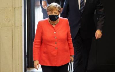 Ангела Меркель впервые публично надела защитную маску