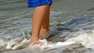 Роспотребнадзор рассказал, можно ли заразиться коронавирусом на пляже и в воде