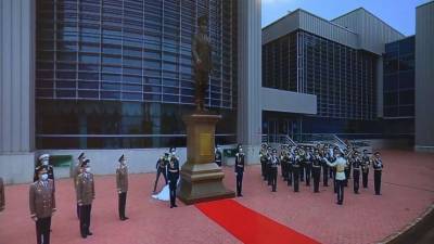 В столице Казахстана торжественно открыли памятник Назарбаеву