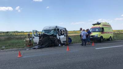 Фургон и "КамАЗ" столкнулись на трассе в Крыму: есть пострадавшие