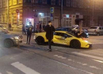 Иномарку должны были вручить победителю: ДТП с Lamborghini произошло в Петербурге