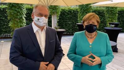 Меркель надела маску с лентой Мебиуса