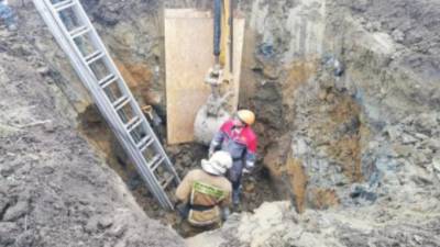 В Ленобласти двух рабочих засыпало камнями и землей при обрушении колодца