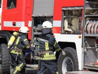 Перекрыта дорога к аэропорту: в Киеве возле гаражей и ресторана начался пожар