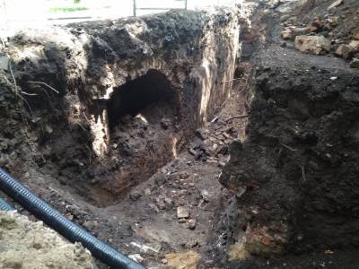 «Загадка дыры»: в Воронеже откопали вход в неизвестное помещение