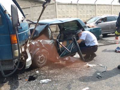В Твери водителя «семерки» зажало в салоне после столкновения с грузовиком
