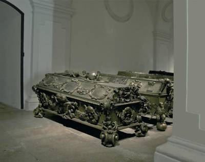 Во Франции археологи обнаружили 1500-летний свинцовый саркофаг