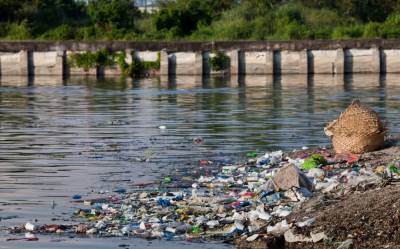 Киевскую речку забросали мусором из труб и шин: печальные кадры последствий
