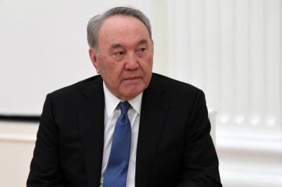В Казахстане установили памятник Назарбаеву
