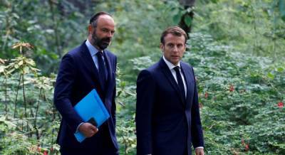 Правительство Франции ушло в отставку в полном составе