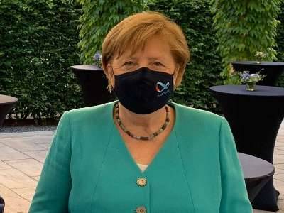 Меркель впервые появилась на публике в маске