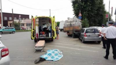 В Томске грузовик сбил трех пешеходов – погиб 18-летний юноша