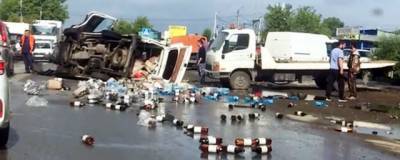 В Кировском районе Новосибирска опрокинулся грузовик с пивом