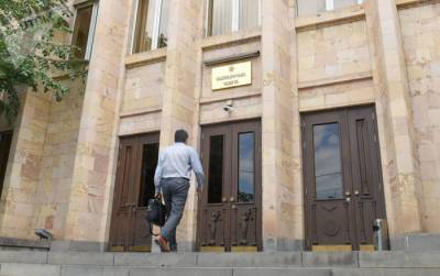 Инцидент у КС в Ереване: полицейские не пропустили Гранта Назаряна в здание