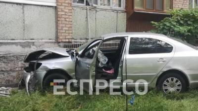 В Киеве автомобиль протаранил дом, водитель госпитализирован в больницу