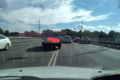 В Пскове участники ДТП с пятью машинами не стали обращаться в ГИБДД
