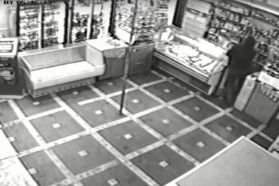 В Тверской области четверо мужчин с ножами и в медицинских масках грабили магазины