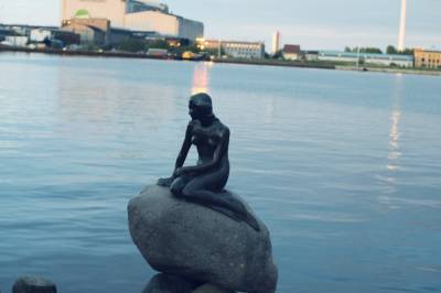 Хулиганы осквернили знаменитую статую Русалочки в Копенгагене