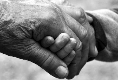 В Воронежской области 73-летний дед устраивал оргии с внучкой и её подругой