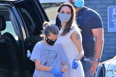 Анджелина Джоли в стильной защитной маске сходила на шопинг с дочерью