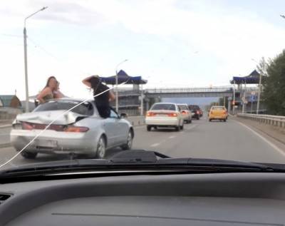 «Ехали, вводя в ужас других водителей»: Улан-удэнцев разгневали девушки, высунувшиеся из несущейся иномарки