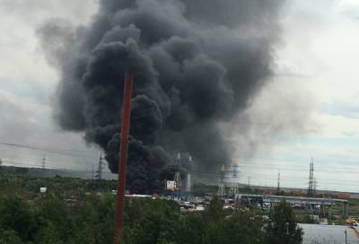 Окутало дымом: рядом с ТЦ «Мега Дыбенко» разгорелся пожар