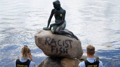 Вандалы осквернили статую Русалочки обвинениями в расизме