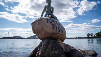 "Расистская рыба": вандалы осквернили статую "Русалочки" в Копенгагене