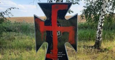 Памятники в Луганской области обрисовали свастиками