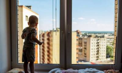 Возбуждено уголовное дело по падению ребенка из окна общежития в Петрозаводске