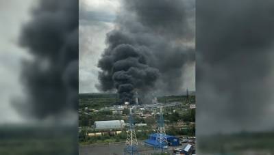 Несколько взрывов прогремело на складе запчастей под Петербургом