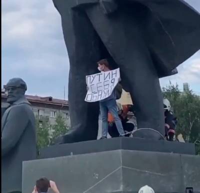 В Новосибирске активиста против поправок, прикованного к статуе Ленина, сняли с цепи и отправили в РОВД