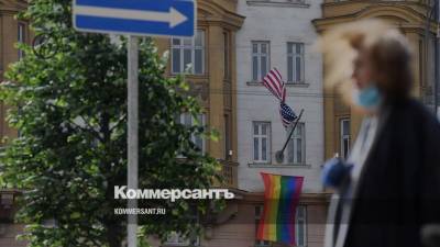 Путин о флаге ЛГБТ на посольстве США: показали кое-что по поводу того, кто там работает