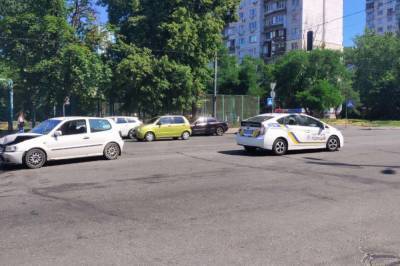 В Киеве столкнулись две машины: одного водителя госпитализировали