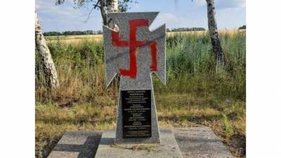 Вандалы разрисовали свастикой памятники погибшим военным на Луганщине - журналистка