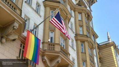 Путин прокомментировал инцидент с флагом ЛГБТ в посольстве США