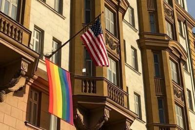 Владимир Путин прокомментировал акцию посольства США в Москве, вывесившего флаг ЛГБТ