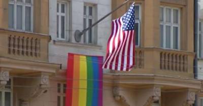 Путин о флаге ЛГБТ на посольстве США: Показали, кто там работает