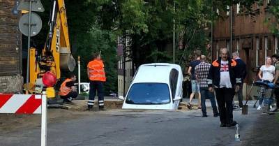 ФОТО. В Пардаугаве в яму снова провалился автомобиль