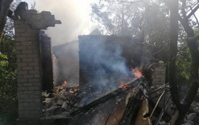 Частный сектор в Авдеевке попал под обстрел, разрушены дома