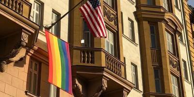 "Показали, кто там работает": Путин прокомментировал флаг ЛГБТ на посольстве США