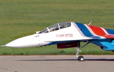 "Русские витязи" на трех типах самолетов Су показали в небе невероятные трюки