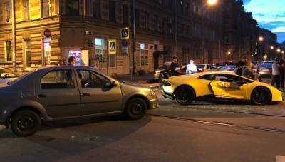 Камера запечатлела момент ДТП с Lamborghini Huracan в Петербурге. Видео