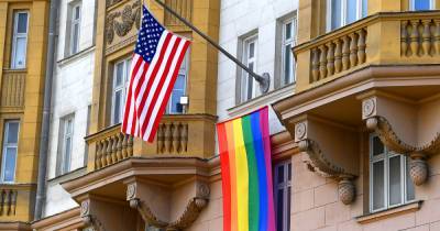 Путин оценил появление флага ЛГБТ на посольстве США в Москве