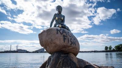 Неизвестные испортили основание статуи Русалочки в столице Дании