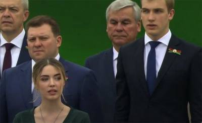 Стало известно, что за красавица стояла на трибуне с Николаем Лукашенко