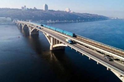 Мост Метро предложили переименовать на мост Авакова