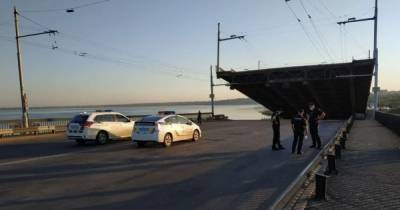 "Сломанный" разводной мост в Николаеве заварили намертво 10-тонными блоками