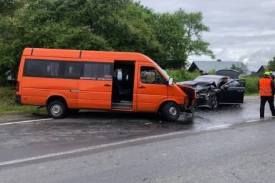 Во Львовской области автобус с пассажирами попал в ДТП, более десятка пострадавших